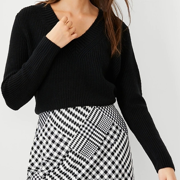 NWT Ann Taylor Black V-Neck Ribbed Sweater - Picture 1 of 5